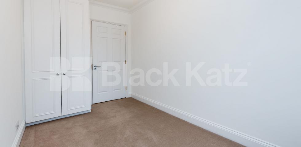 			GOOD TO CONVERT LOUNGE FOR 3!, 3 Bedroom, 1 bath, 1 reception Flat			 York Way, CAMDEN BORDERS 